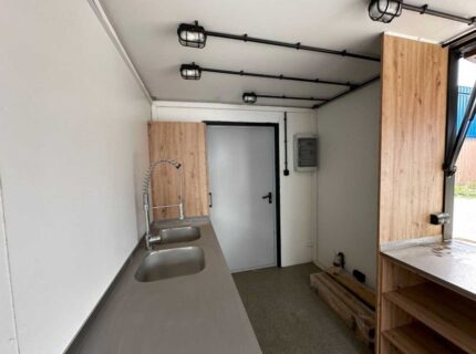 Container ristorante HC da 20 piedi - Disposizione unidirezionale Ideale per la ristorazione mobile o come chiosco di vendita.