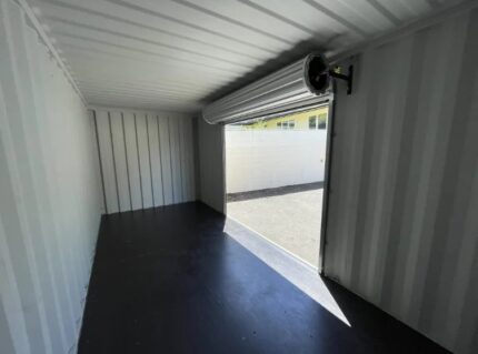 Container marittimo da 20 piedi, viaggio unico, con porta avvolgibile.