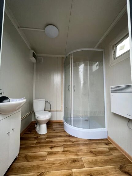 Contenitore Sanitario 2×2 m con Doccia e Serbatoio